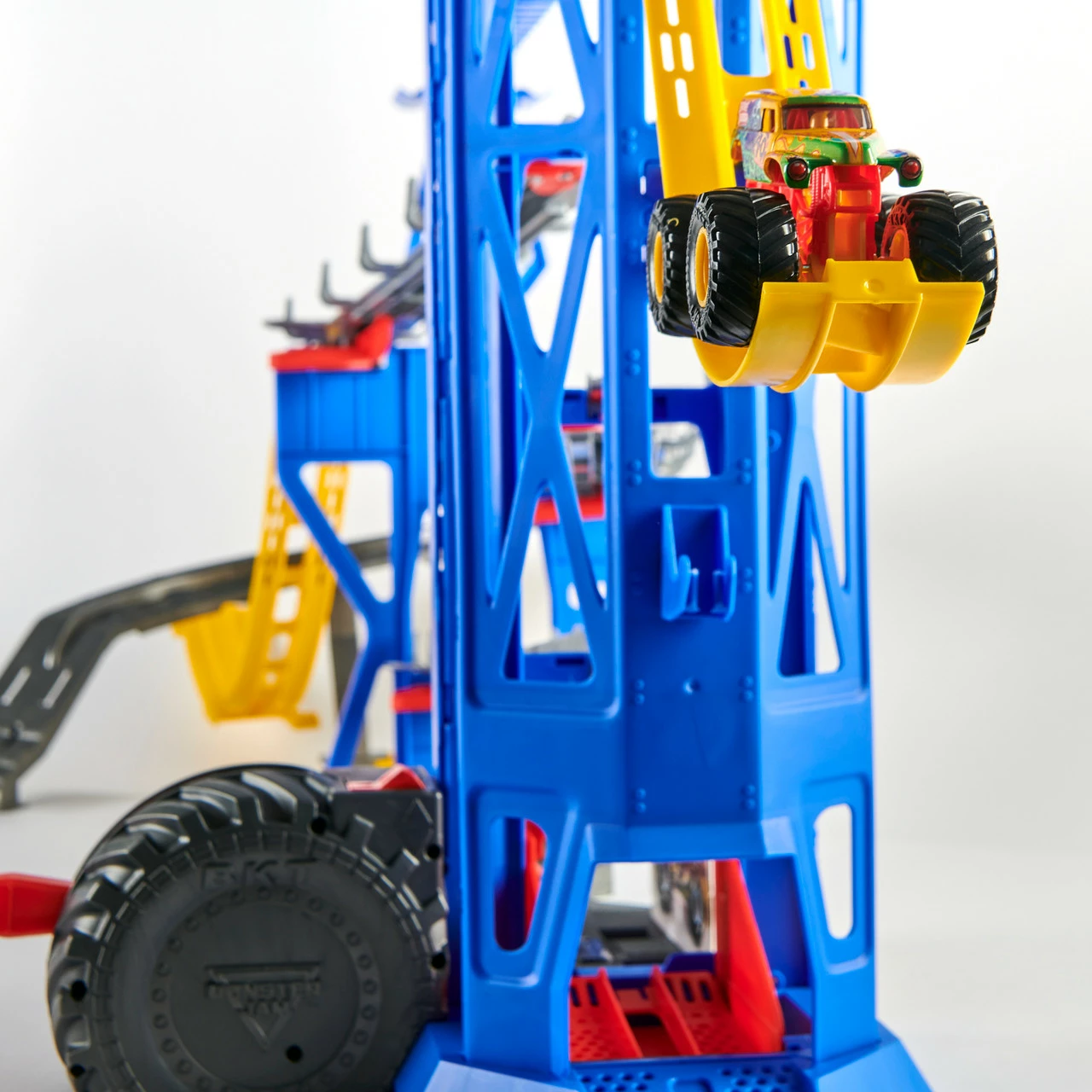 Monster Jam 1:64 Garage Playset 6 Monster Jam 1:64 Garage Playset - Image 4