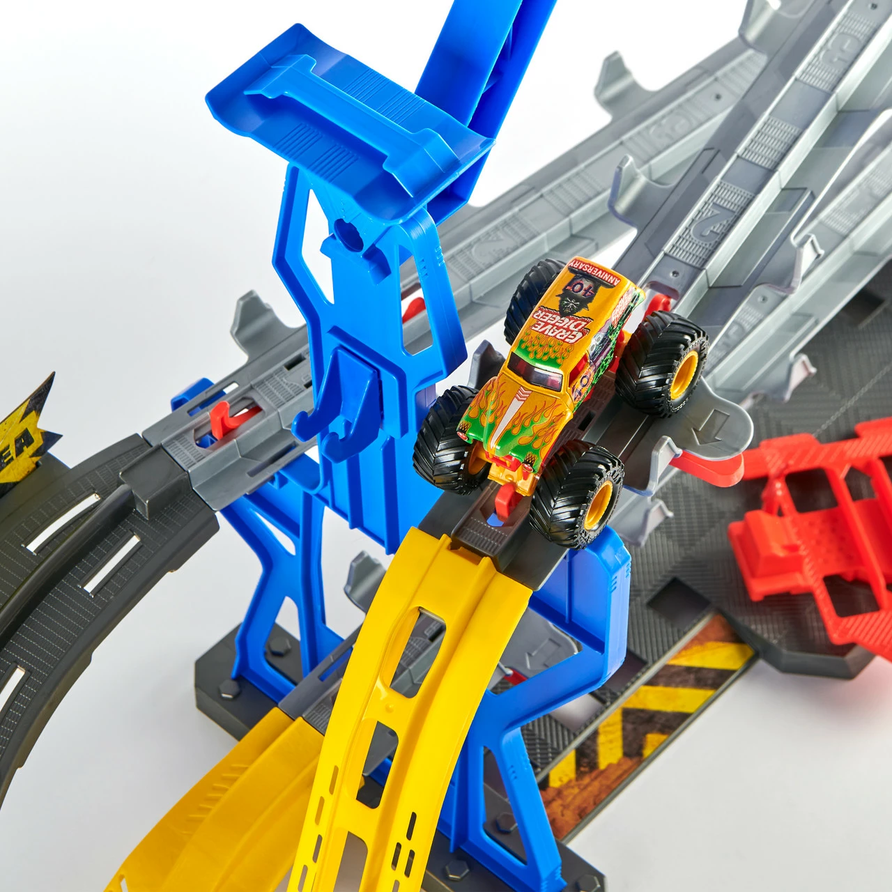 Monster Jam 1:64 Garage Playset 8 Monster Jam 1:64 Garage Playset - Image 6