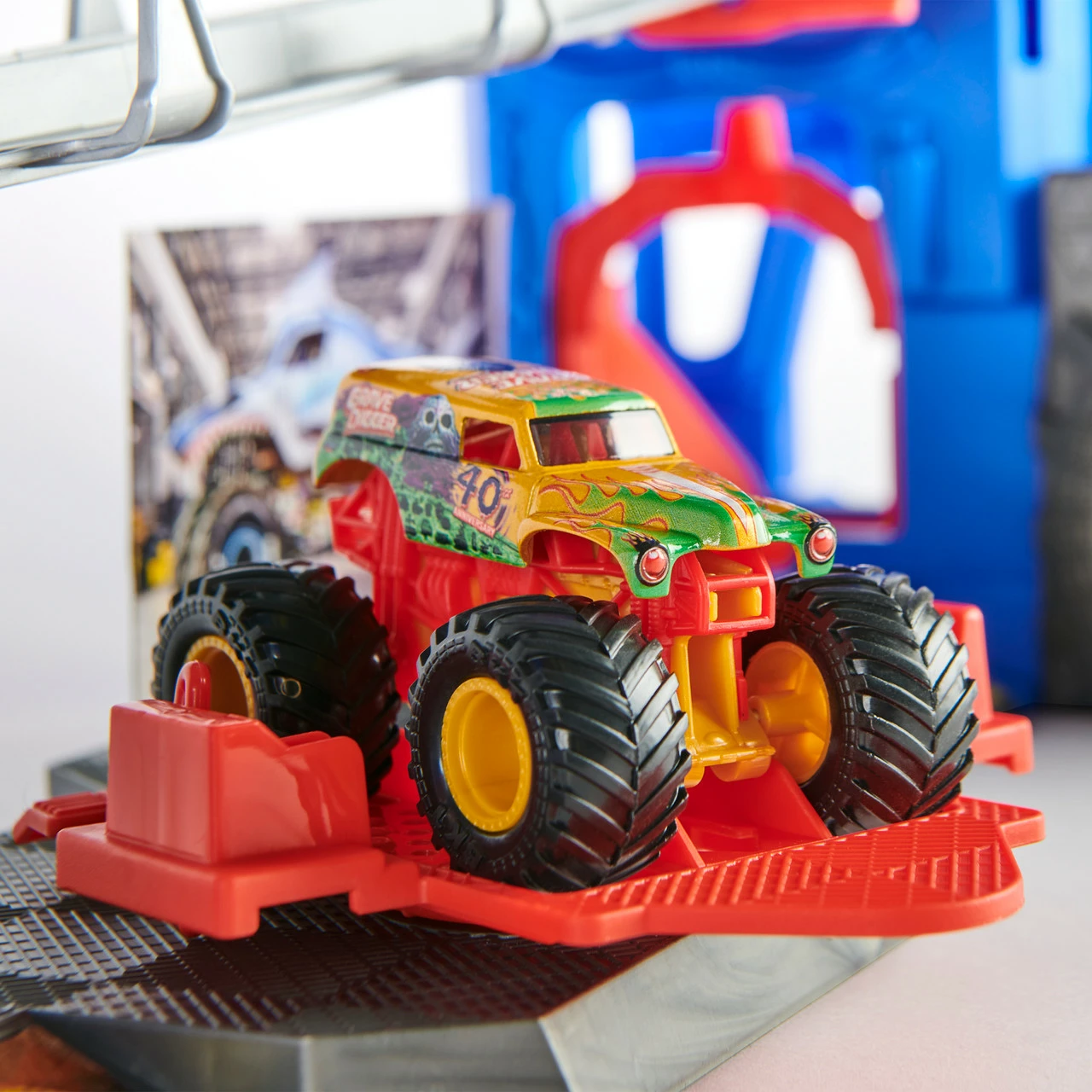 Monster Jam 1:64 Garage Playset 9 Monster Jam 1:64 Garage Playset - Image 7